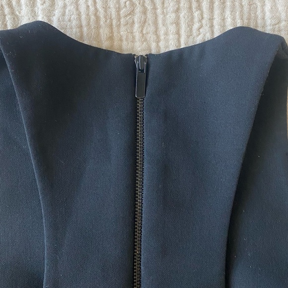 Elizabeth and James black zip up cropped sleeveless top - Picture 4 of 10